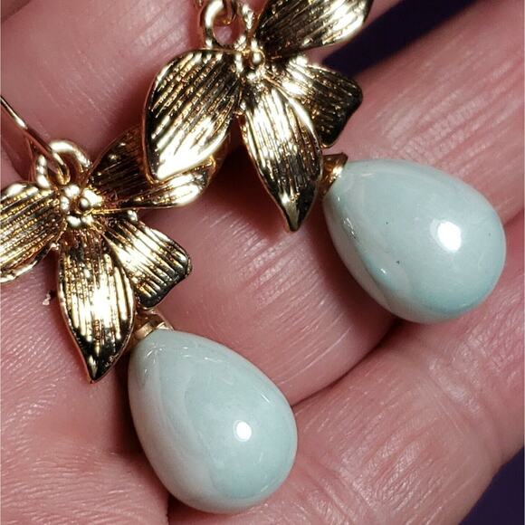 Long Wire Earrings Gold Tone Bows & Pearlescent Mint Green Egg Shaped Dangles - Picture 8 of 10